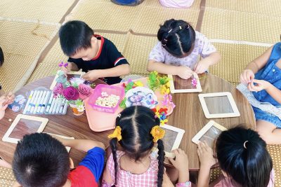 Hoạt động ” Làm khung ảnh tặng mẹ 20/10″