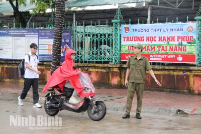Ngành Giáo dục chú trọng nâng cao ý thức bảo đảm an toàn giao thông cho học sinh