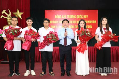 Đồng chí Bí thư Tỉnh ủy Trương Quốc Huy làm việc với Trường THPT chuyên Lê Hồng Phong, Trường THPT chuyên Biên Hoà