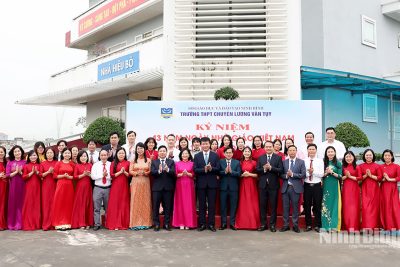 Đồng chí Chủ tịch UBND tỉnh Trần Huy Tuấn thăm, chúc mừng Trường THPT chuyên Lương Văn Tụy